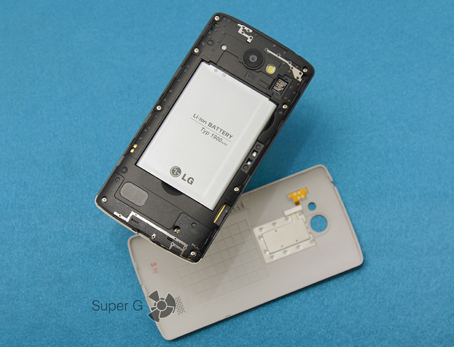 Kapağın altında Micro SD hafıza kartları ve içindeki diğer cihazlar için bir yuva var